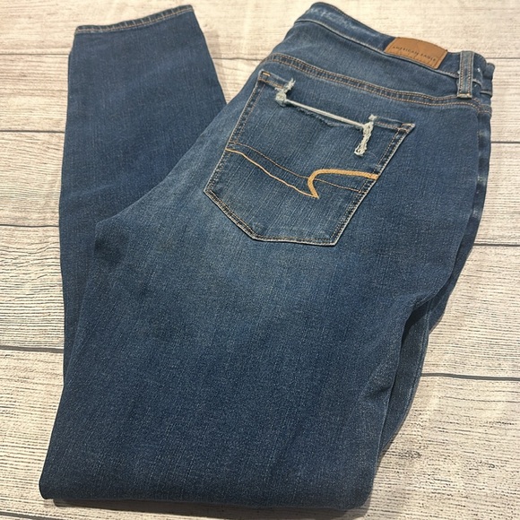 American Eagle Super Hi-Rise Jegging size 10 distressed look - Picture 4 of 12